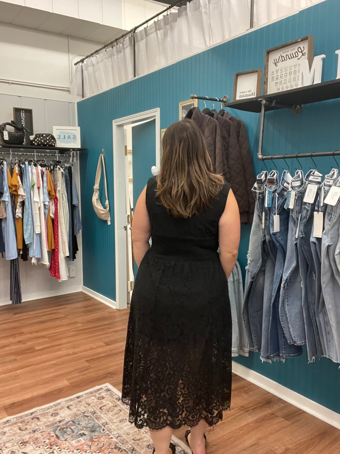 Lyndsey Sleeveless Lace Midi Dress